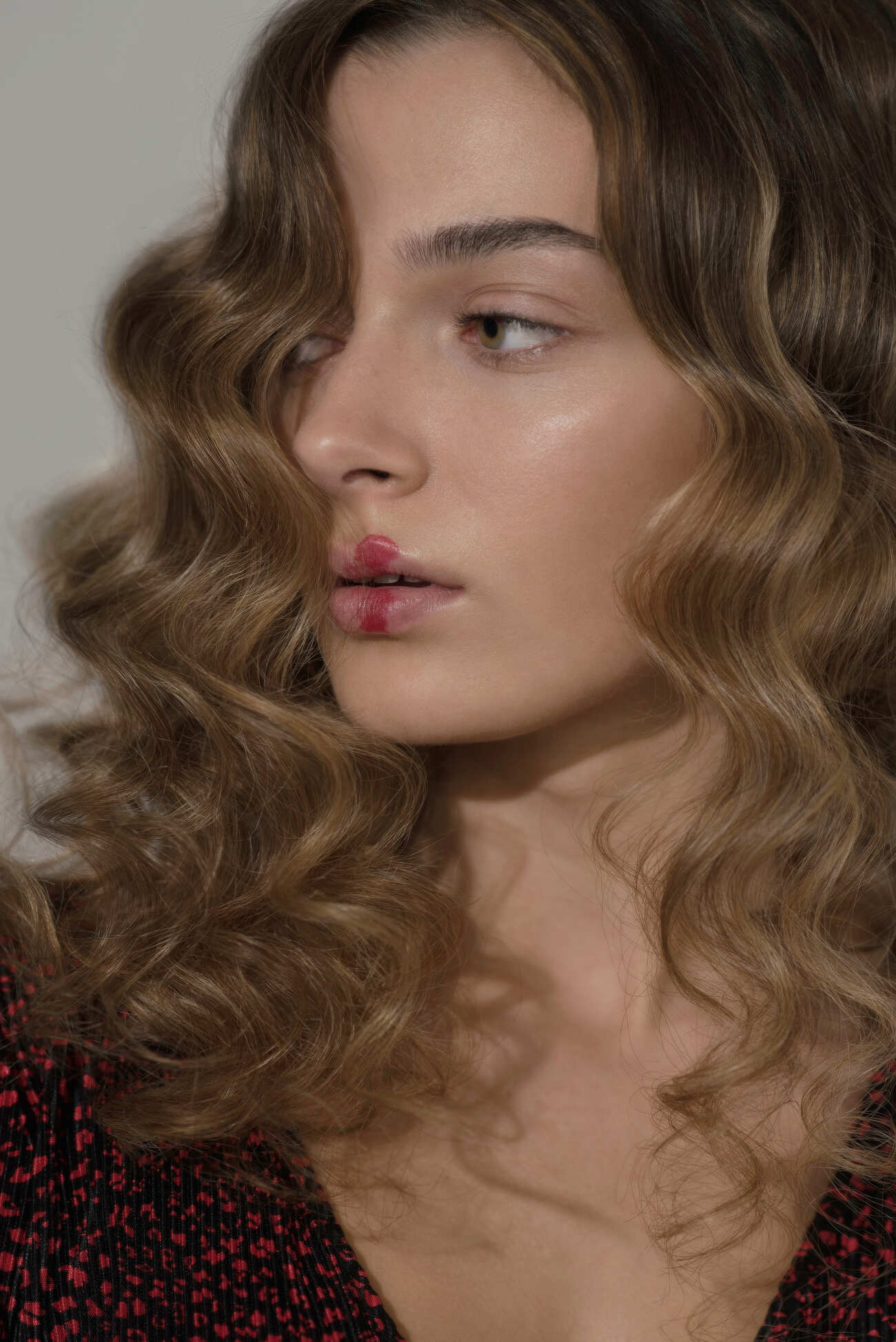 Beauty-Make-up mit kreativen Details und welliger Hairstyle von Visagistin Eva Gerholdt