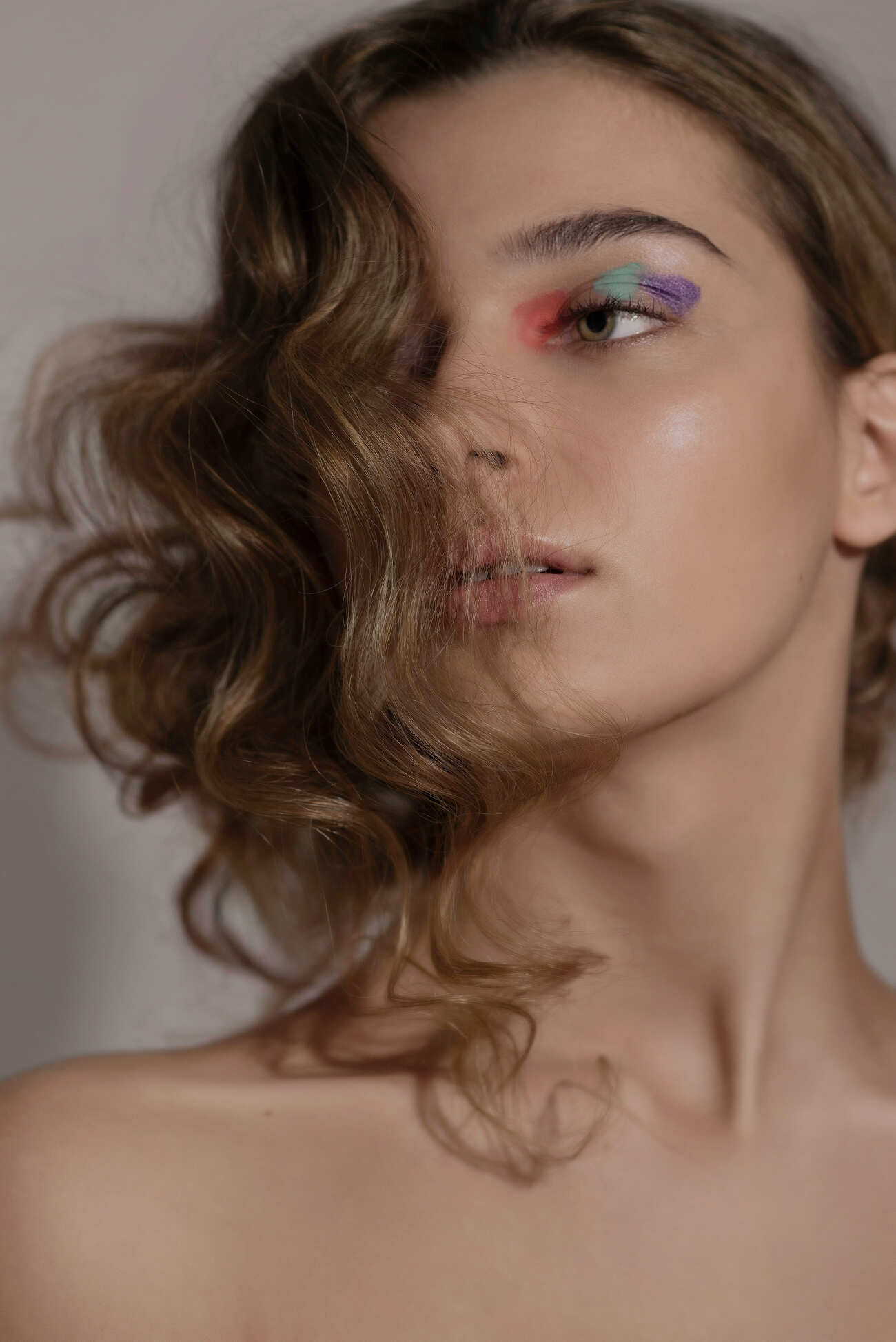 Beauty-Make-up mit kreativen Details und welliger Hairstyle von Visagistin Eva Gerholdt