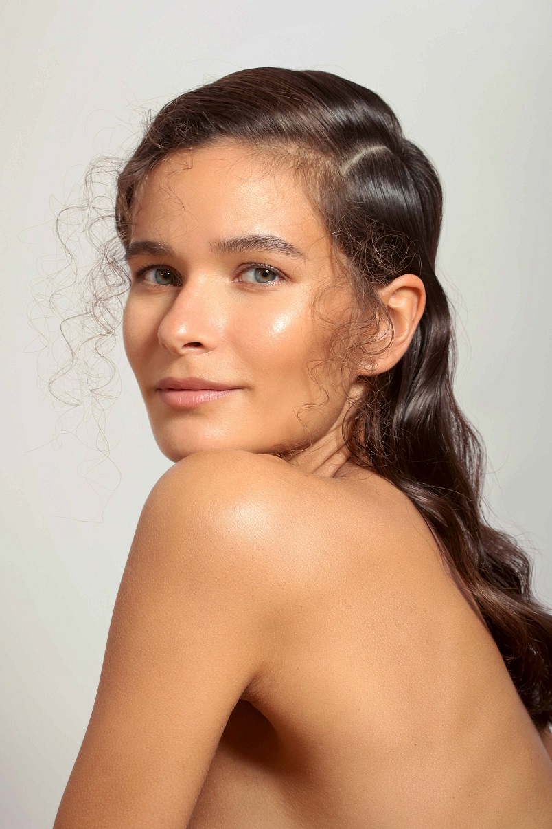 Wetlook, silky hair und glowy skin an Model Alina, Make-up und Hairstyling von Make-up Artist Eva Gerholdt