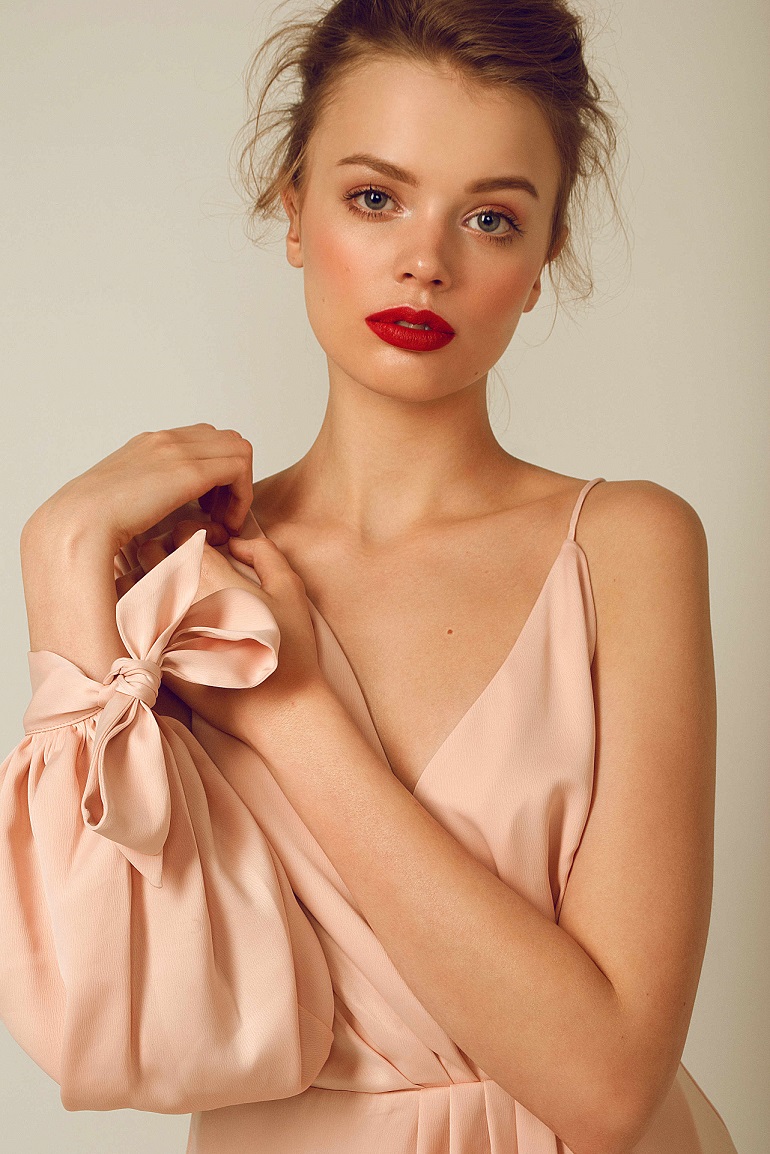 Beauty-Portrait in zarten Pastellfarben, softe Make-up-Töne und wavy hair gestylt von Make-up Artist Eva Gerholdt