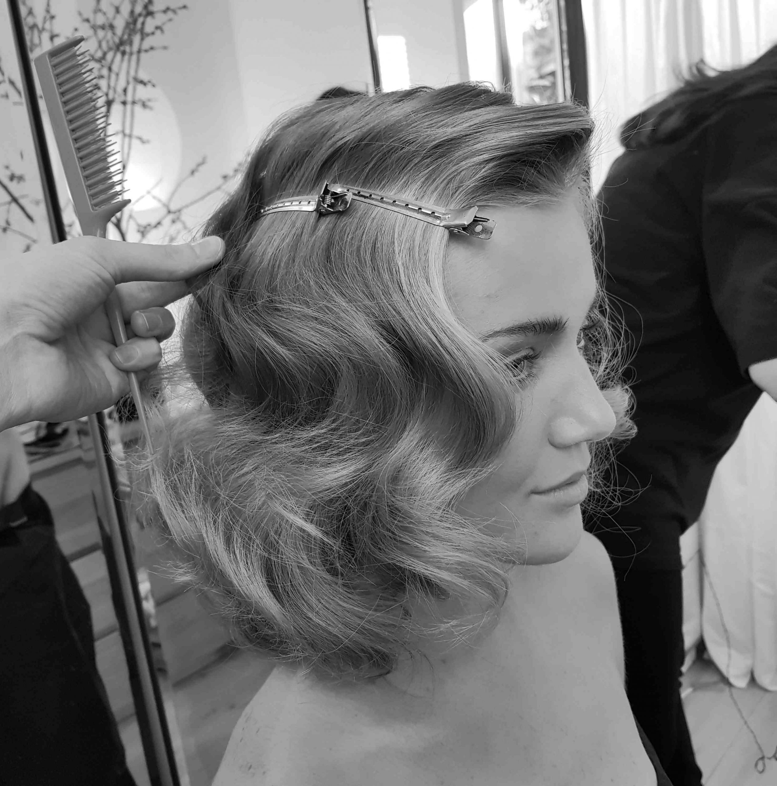 Visagistin Eva Gerholdt kreiert Hollywood-Waves an einer Kundin mit feinem Haar, die auf eine Gala geht.