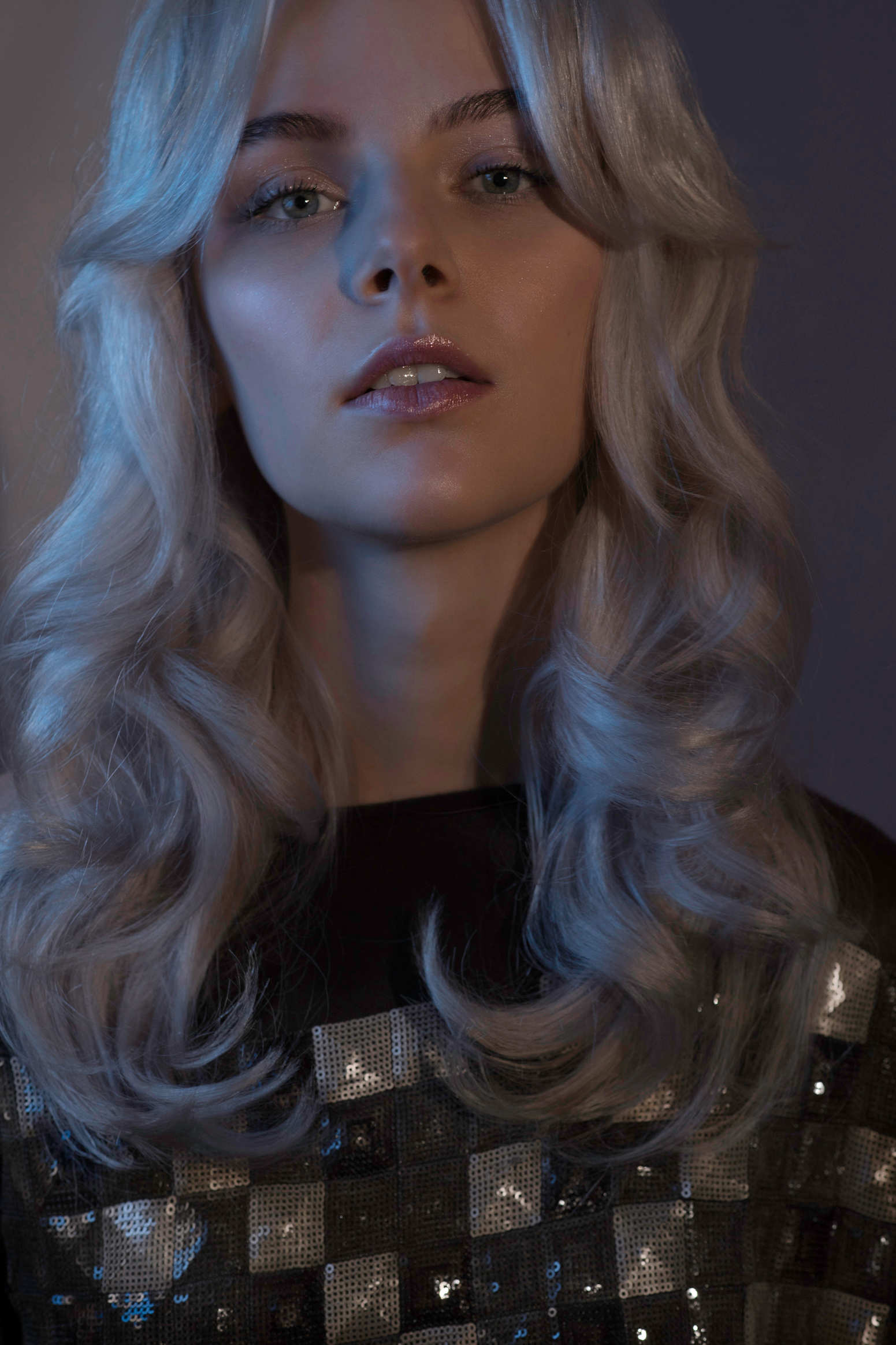 Model mit hellblonden, voluminösen Retro-Locken und Make-up mit silbernem Glitter gestylt von Hair & Make-up Artist Eva Gerholdt