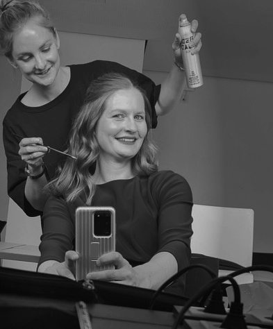 Hair & Make-up Artist Eva Gerholdt stylt Moderatorin für ein Event in Mainz