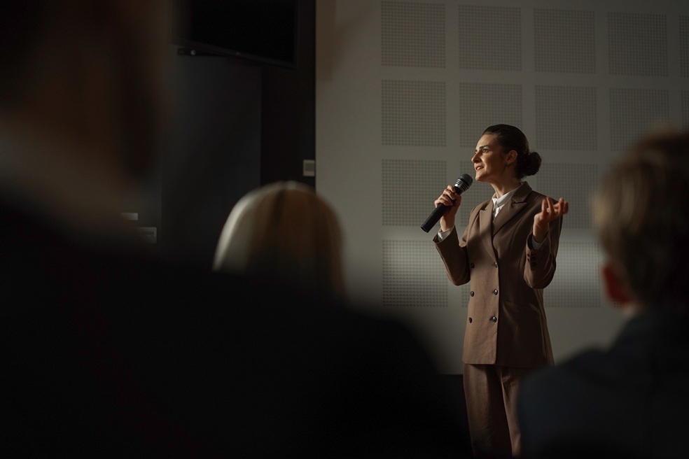 Hair & Make-up Artist Eva Gerholdt aus Mainz bietet Maske für Speakerinnen und Speaker